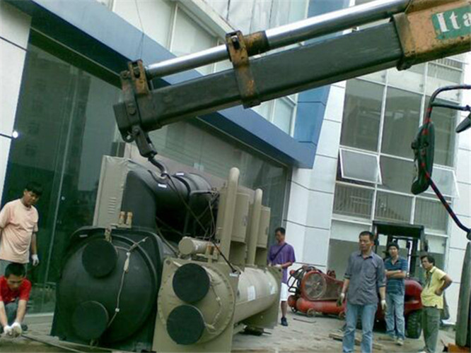 雁峰区随车吊和汽车吊的核心区别是什么？哪种更省钱？